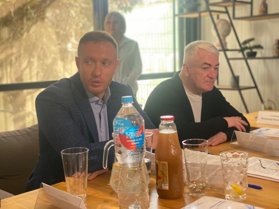 Производство по плетению масксетей, гуманитарная помощь, ремонт социальных объектов и развитие аграрной отрасли: Каховское местное отделение «Единой России» отчиталось о реализации народной программы Производство по плетению масксетей, гуманитарная помощь, ремонт социальных объектов и развитие аграрной отрасли: Каховское местное отделение «Единой России» отчиталось о реализации народной программы
