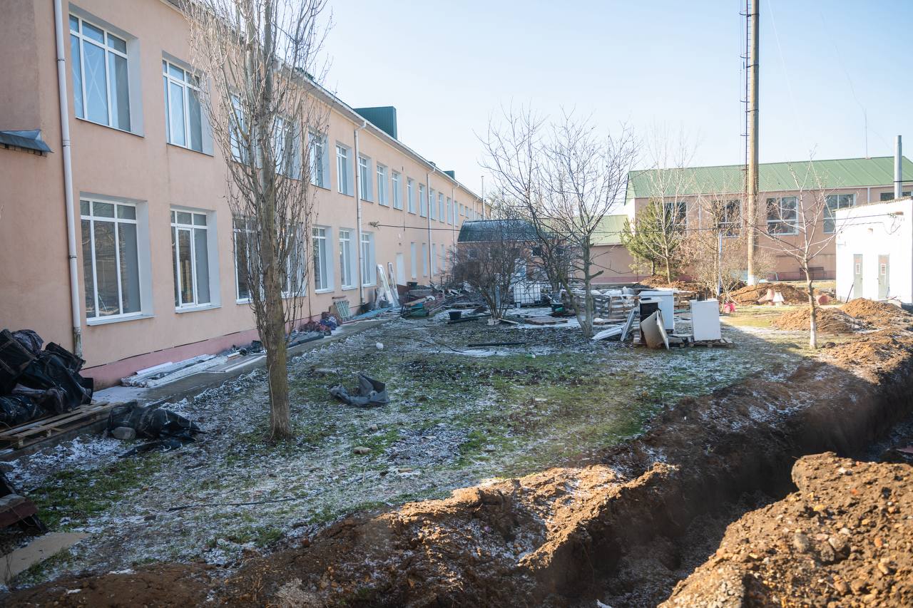 Владимир Сальдо: С главой Каховского округа Павлом Филипчуком проверили ход ремонта школы в селе Тавричанка Владимир Сальдо: С главой Каховского округа Павлом Филипчуком проверили ход ремонта школы в селе Тавричанка