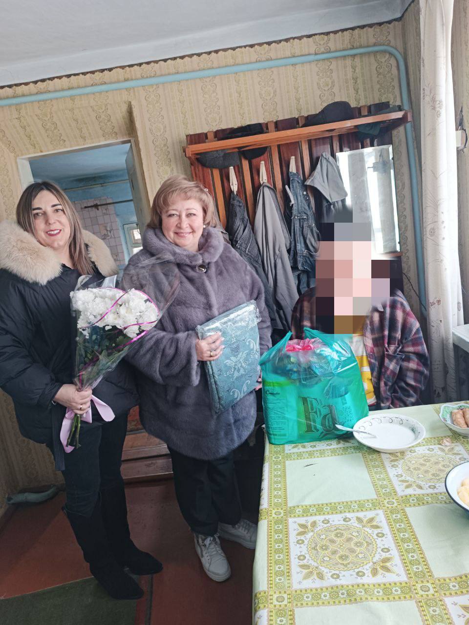 С заботой о героях: сотрудники администрации поздравили ветеранов с наступающим 23 Февраля