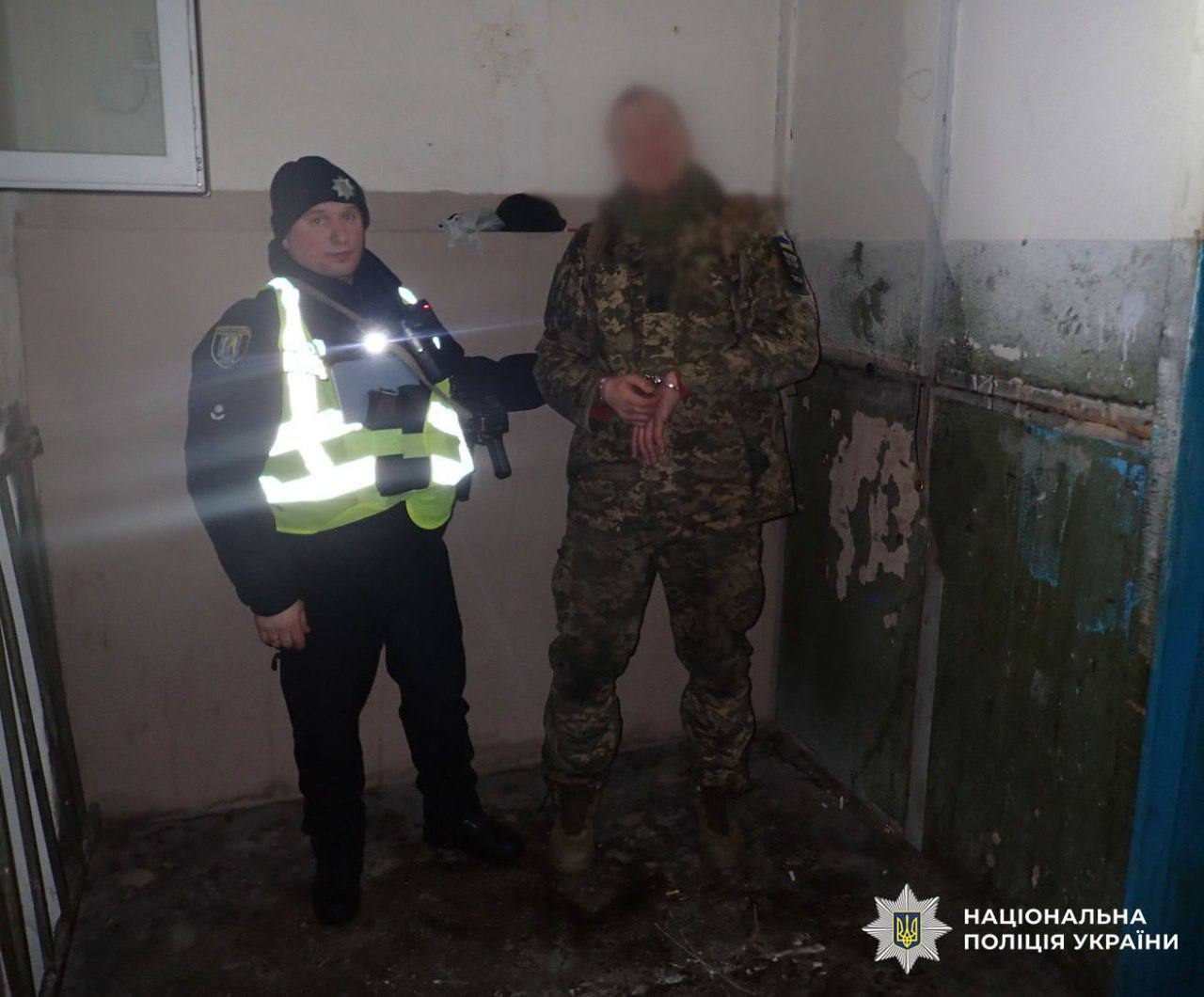 В Киеве пьяный военный напал с ножом на мужчину и женщину, оба пострадавших госпитализированы в критическом состоянии