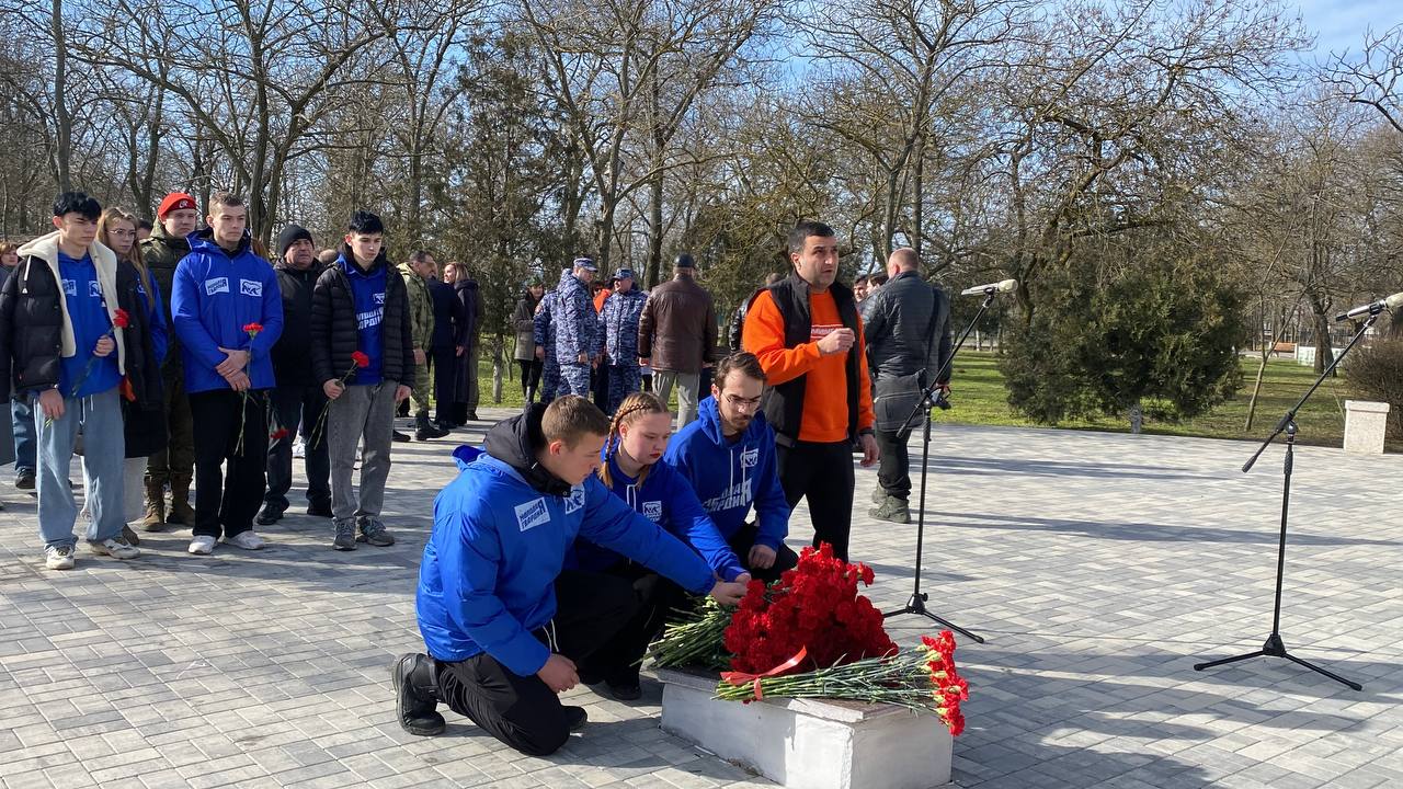 Единая Россия и волонтеры МГЕР приняли участие в возложении цветов к братской могиле и памятнику освободителям Геническа Херсонской области Единая Россия и волонтеры МГЕР приняли участие в возложении цветов к братской могиле и памятнику освободителям Геническа Херсонской области