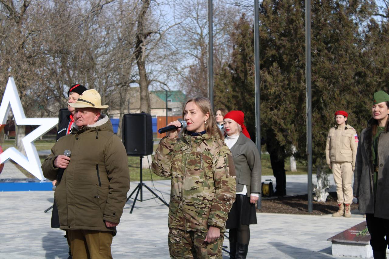 Единая Россия и волонтеры МГЕР приняли участие в возложении цветов к братской могиле и памятнику освободителям Геническа Херсонской области Единая Россия и волонтеры МГЕР приняли участие в возложении цветов к братской могиле и памятнику освободителям Геническа Херсонской области
