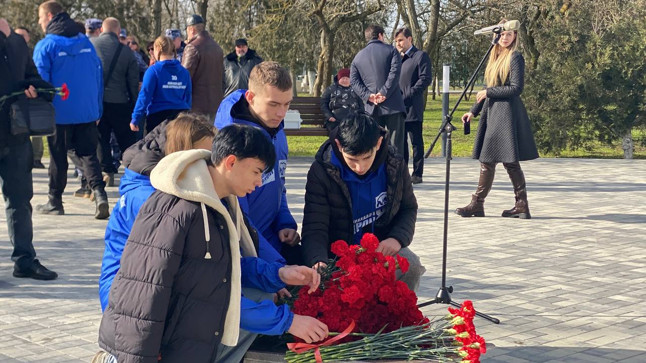 Единая Россия и волонтеры МГЕР приняли участие в возложении цветов к братской могиле и памятнику освободителям Геническа Херсонской области Единая Россия и волонтеры МГЕР приняли участие в возложении цветов к братской могиле и памятнику освободителям Геническа Херсонской области