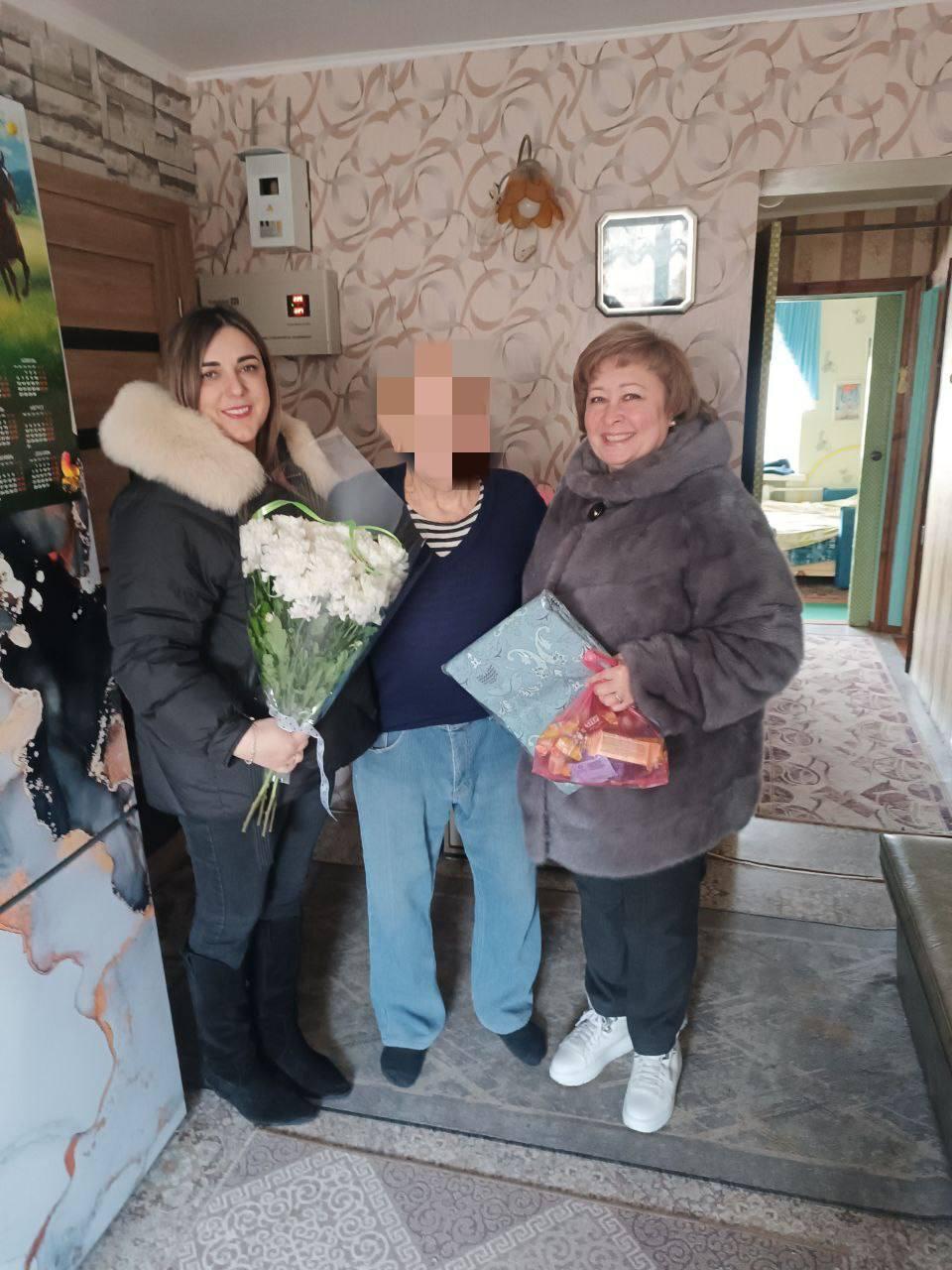 С заботой о героях: сотрудники Новокаховской администрации поздравили ветеранов с наступающим 23 Февраля