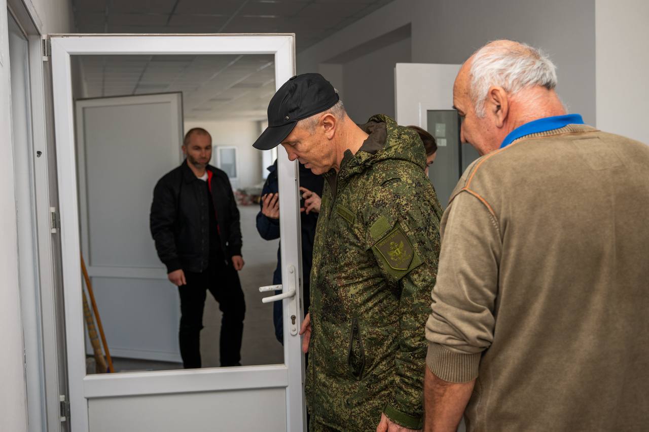 Владимир Сальдо: С главой Каховского округа Павлом Филипчуком проверили ход ремонта школы в селе Тавричанка Владимир Сальдо: С главой Каховского округа Павлом Филипчуком проверили ход ремонта школы в селе Тавричанка