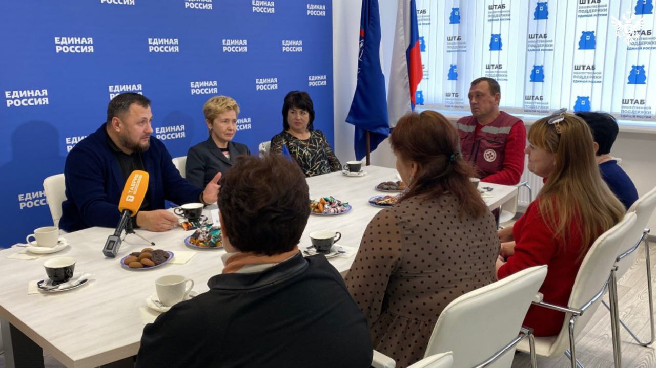 В Штабе общественной поддержки «Единой России» в Геническе поздравили фельдшеров с профессиональным праздником В Штабе общественной поддержки «Единой России» в Геническе поздравили фельдшеров с профессиональным праздником