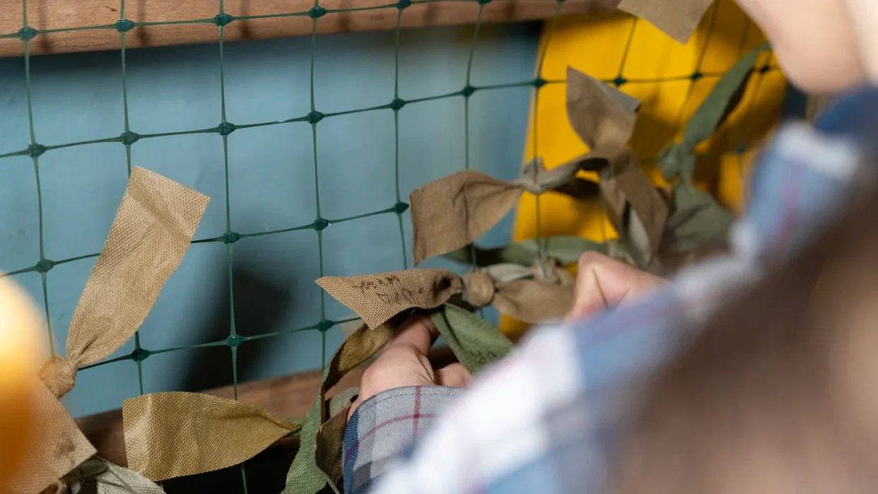 Школьники Генического района продолжают плести маскировочные сети для защитников Отечества Школьники Генического района продолжают плести маскировочные сети для защитников Отечества