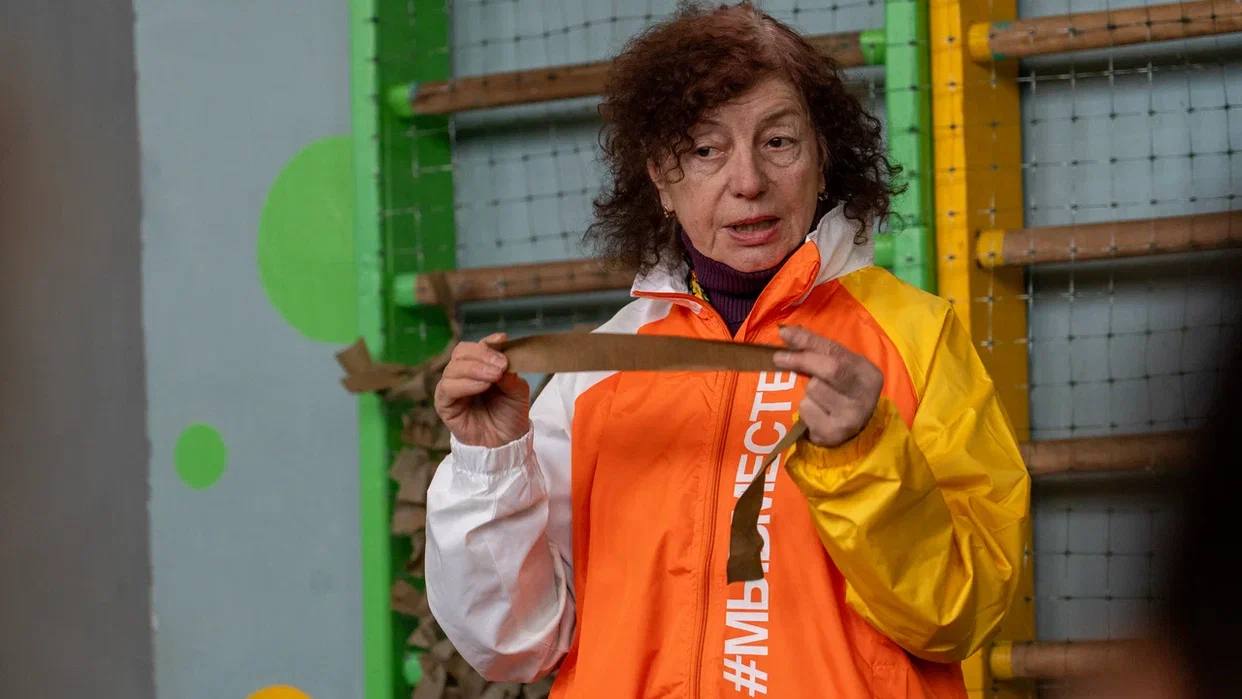 Школьники Генического района продолжают плести маскировочные сети для защитников Отечества Школьники Генического района продолжают плести маскировочные сети для защитников Отечества