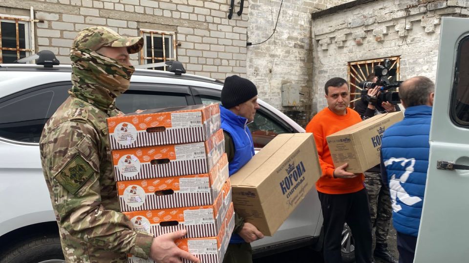 На партийном клубе направления народной программы «Гуманитарная миссия» «Единая Россия» и краснодарский штаб «Мы вместе» передали помощь военным разведчикам На партийном клубе направления народной программы «Гуманитарная миссия» «Единая Россия» и краснодарский штаб «Мы вместе» передали помощь военным разведчикам