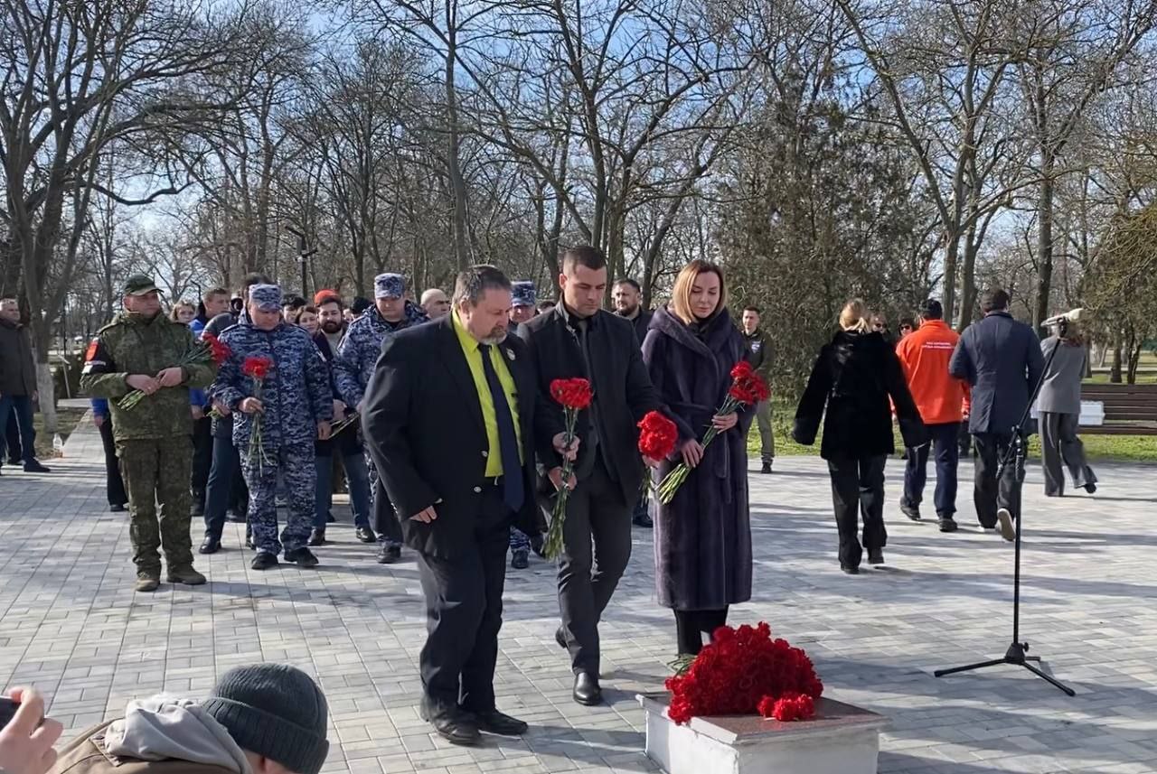 Ольга Осипенко: В преддверии Дня защитника Отечества возложили цветы к памятнику «Братская могила воинов» в Геническе Ольга Осипенко: В преддверии Дня защитника Отечества возложили цветы к памятнику «Братская могила воинов» в Геническе