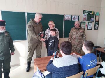 В преддверии Дня защитника Отечества представители казачьих обществ и Общественной палаты Херсонской области посетили Геническую школу №3