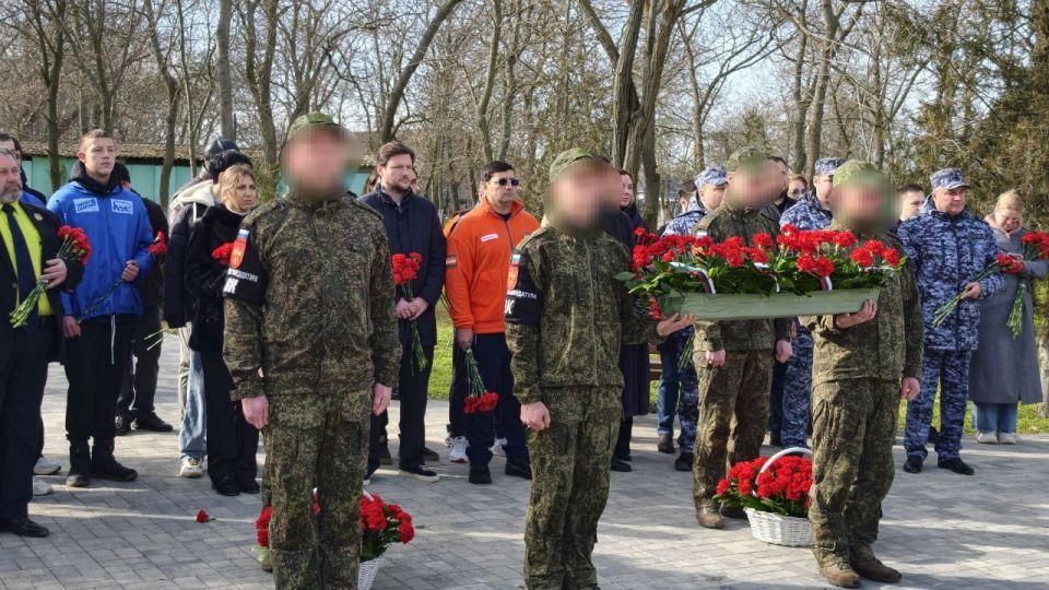 Ольга Осипенко: В преддверии Дня защитника Отечества возложили цветы к памятнику «Братская могила воинов» в Геническе Ольга Осипенко: В преддверии Дня защитника Отечества возложили цветы к памятнику «Братская могила воинов» в Геническе