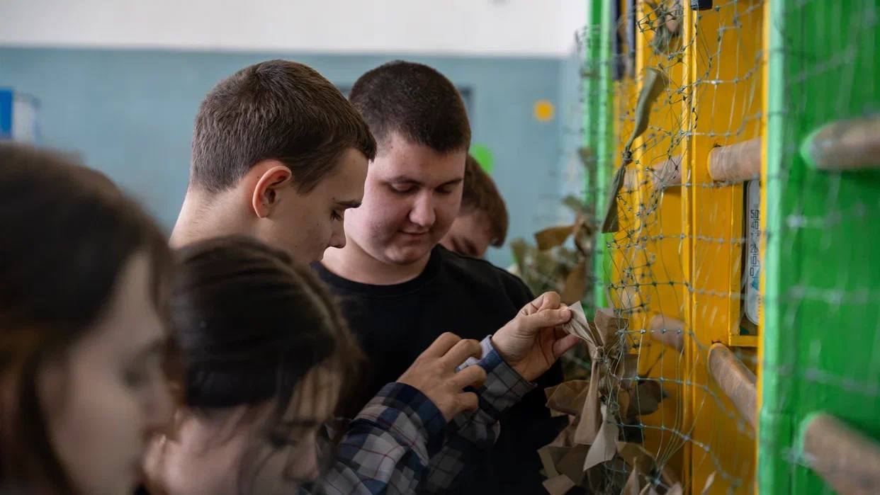 Школьники Генического района продолжают плести маскировочные сети для защитников Отечества Школьники Генического района продолжают плести маскировочные сети для защитников Отечества