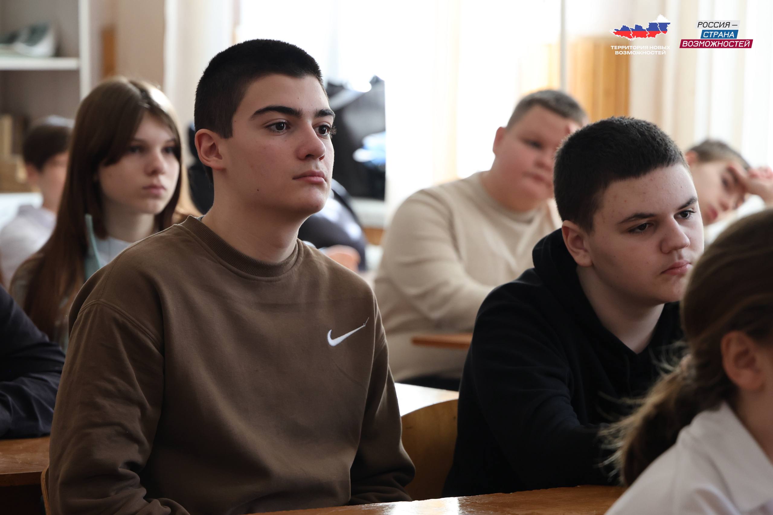 В Счастливцевской школе прошла встреча с командиром добровольческого подразделения В Счастливцевской школе прошла встреча с командиром добровольческого подразделения