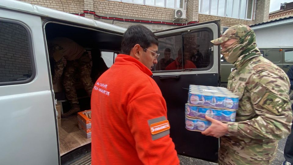 На партийном клубе направления народной программы «Гуманитарная миссия» «Единая Россия» и краснодарский штаб «Мы вместе» передали помощь военным разведчикам На партийном клубе направления народной программы «Гуманитарная миссия» «Единая Россия» и краснодарский штаб «Мы вместе» передали помощь военным разведчикам