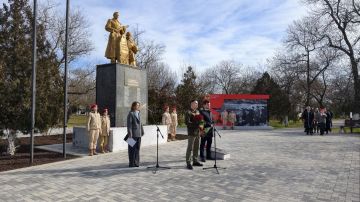 Ольга Осипенко: В преддверии Дня защитника Отечества возложили цветы к памятнику «Братская могила воинов» в Геническе