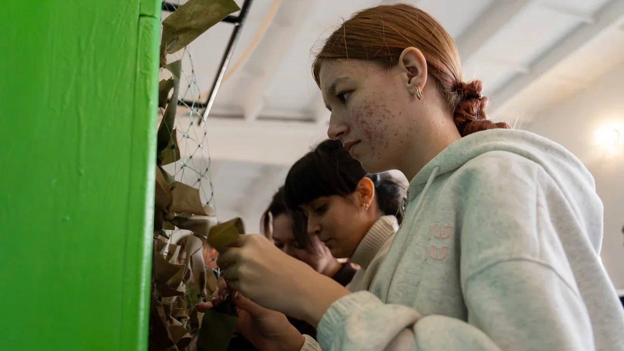 Школьники Генического района продолжают плести маскировочные сети для защитников Отечества Школьники Генического района продолжают плести маскировочные сети для защитников Отечества