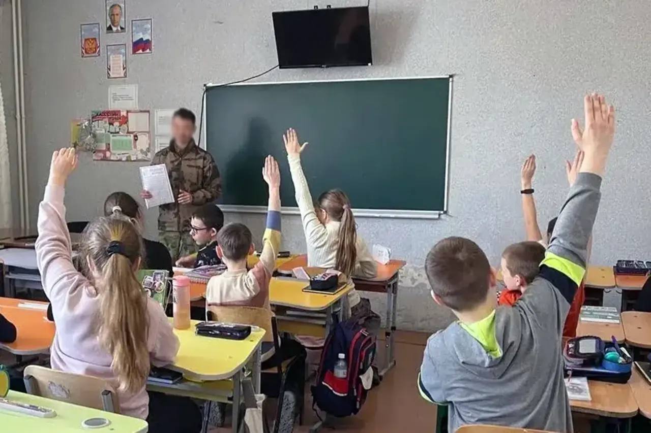 Сотрудники Росгвардии в преддверии Дня защитника Отечества провели урок мужества для школьников Новотроицкого округа Сотрудники Росгвардии в преддверии Дня защитника Отечества провели урок мужества для школьников Новотроицкого округа