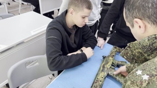 Военнослужащие группировки войск «Днепр» провели урок мужества, выставку вооружения и праздничный концерт в преддверии Дня защитника Отечества для школьников в Херсонской области