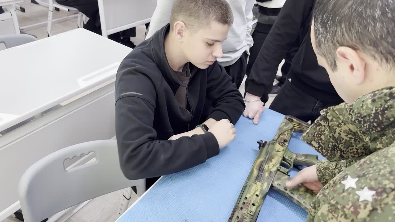 Военнослужащие группировки войск «Днепр» провели урок мужества, выставку вооружения и праздничный концерт в преддверии Дня защитника Отечества для школьников в Херсонской области