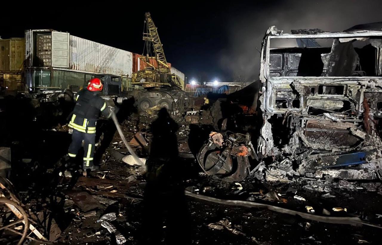 Минувшей ночью с использованием БПЛА "Герань-2" и "Гарпия-А1" был нанесен массированный удар по промышленным и энергетическим объектам противника в г. Ильичёвск Одесской области Минувшей ночью с использованием БПЛА "Герань-2" и "Гарпия-А1" был нанесен массированный удар по промышленным и энергетическим объектам противника в г. Ильичёвск Одесской области