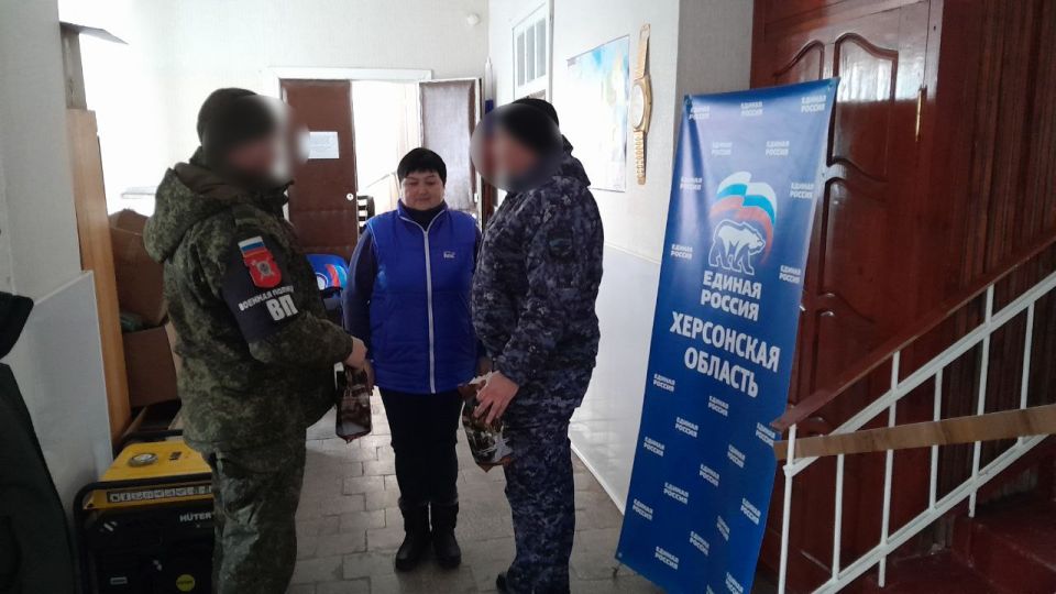Секретарь Верхнерогачикского местного отделения Валентина Беланова поздравила лично бойцов военной полиции и вручила им небольшие подарки от коллектива партийной организации Секретарь Верхнерогачикского местного отделения Валентина Беланова поздравила лично бойцов военной полиции и вручила им небольшие подарки от коллектива партийной организации