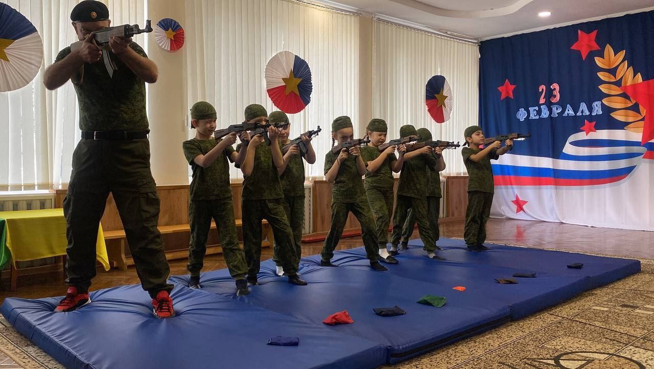 Будущие защитники в строю: в Геническом детском саду "Теремок" прошел "Один день из жизни в армии" Будущие защитники в строю: в Геническом детском саду "Теремок" прошел "Один день из жизни в армии"