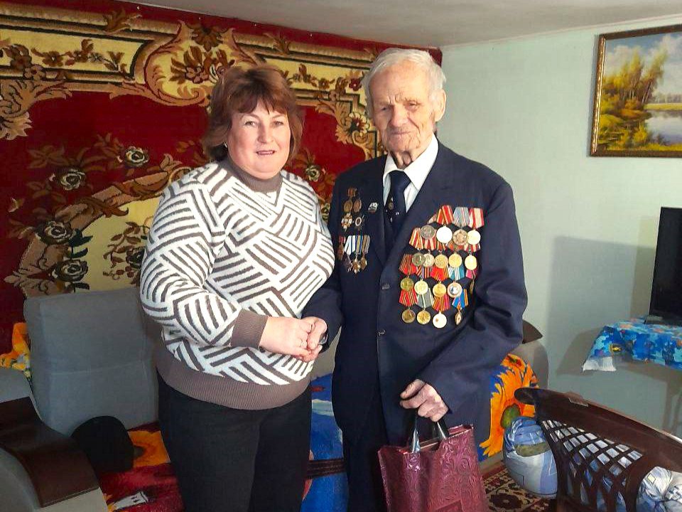 В Новотроицком округе поздравили участника Великой Отечественной войны Василия Ефремовича Гербуленко
