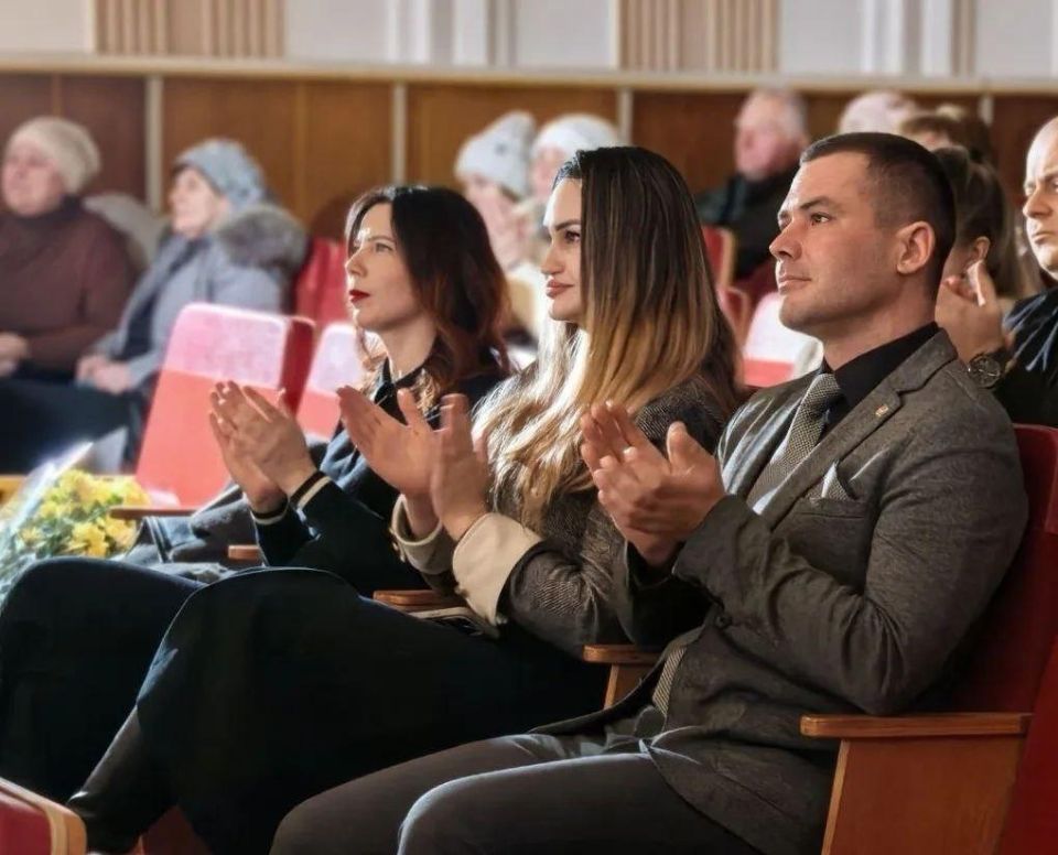 Владимир Сальдо: В Геническом Доме культуры прошёл спектакль «Тёркин был, есть и будет» Владимир Сальдо: В Геническом Доме культуры прошёл спектакль «Тёркин был, есть и будет»