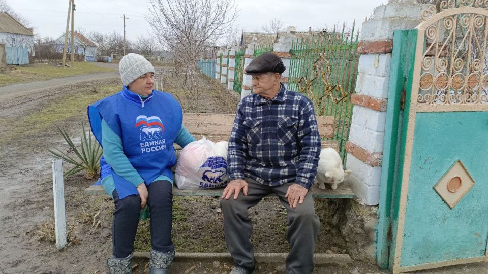 Ко Дню защитника Отечества передали гуманитарную помощь жителям прифронтового села Васильевка Ко Дню защитника Отечества передали гуманитарную помощь жителям прифронтового села Васильевка