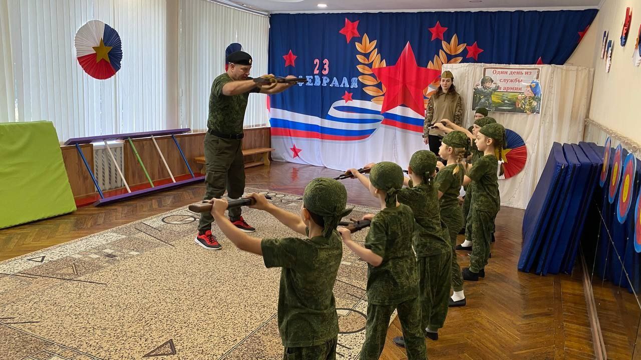 Будущие защитники в строю: в Геническом детском саду "Теремок" прошел "Один день из жизни в армии" Будущие защитники в строю: в Геническом детском саду "Теремок" прошел "Один день из жизни в армии"