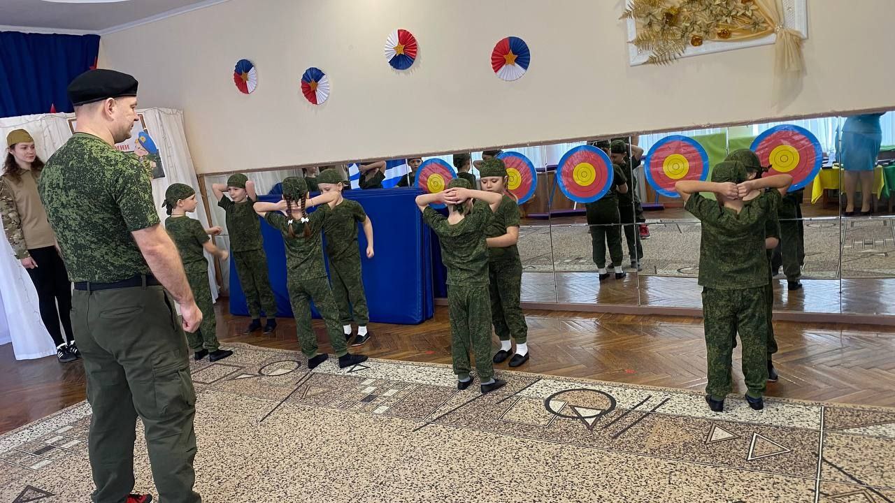 Будущие защитники в строю: в Геническом детском саду "Теремок" прошел "Один день из жизни в армии" Будущие защитники в строю: в Геническом детском саду "Теремок" прошел "Один день из жизни в армии"