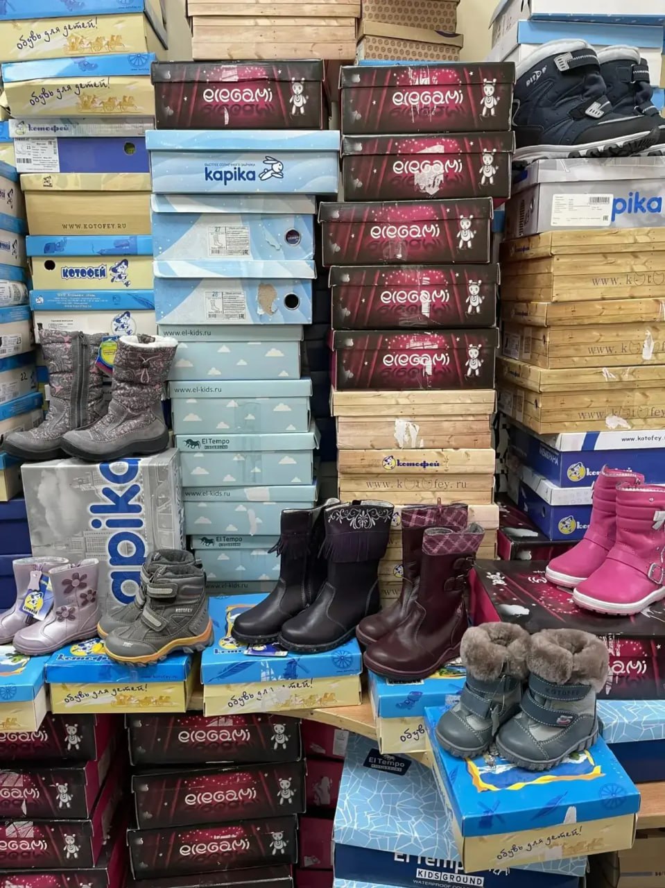 Новороссийские волонтеры передали более 100 пар новой обуви для многодетных семей