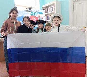 Книжная выставка и викторины: как в Азовском отметили День защитника Отечества