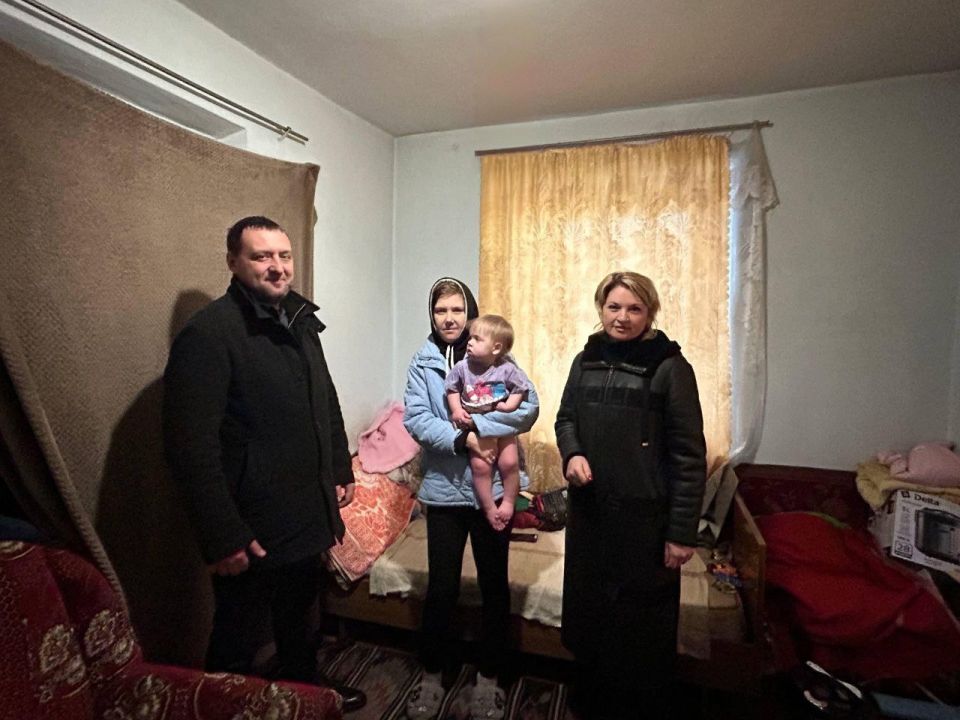 Гуманитарный штаб Единой России в Скадовске помог эвакуированной жительнице Алешкинского округа с продуктами, а также детским питанием и средствами гигиены для её маленького ребенка Гуманитарный штаб Единой России в Скадовске помог эвакуированной жительнице Алешкинского округа с продуктами, а также детским питанием и средствами гигиены для её маленького ребенка