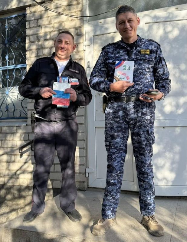 Юнармейцы Марьяновского отряда «Соколы» поздравили мужчин села с Днем Защитника Отечества Юнармейцы Марьяновского отряда «Соколы» поздравили мужчин села с Днем Защитника Отечества