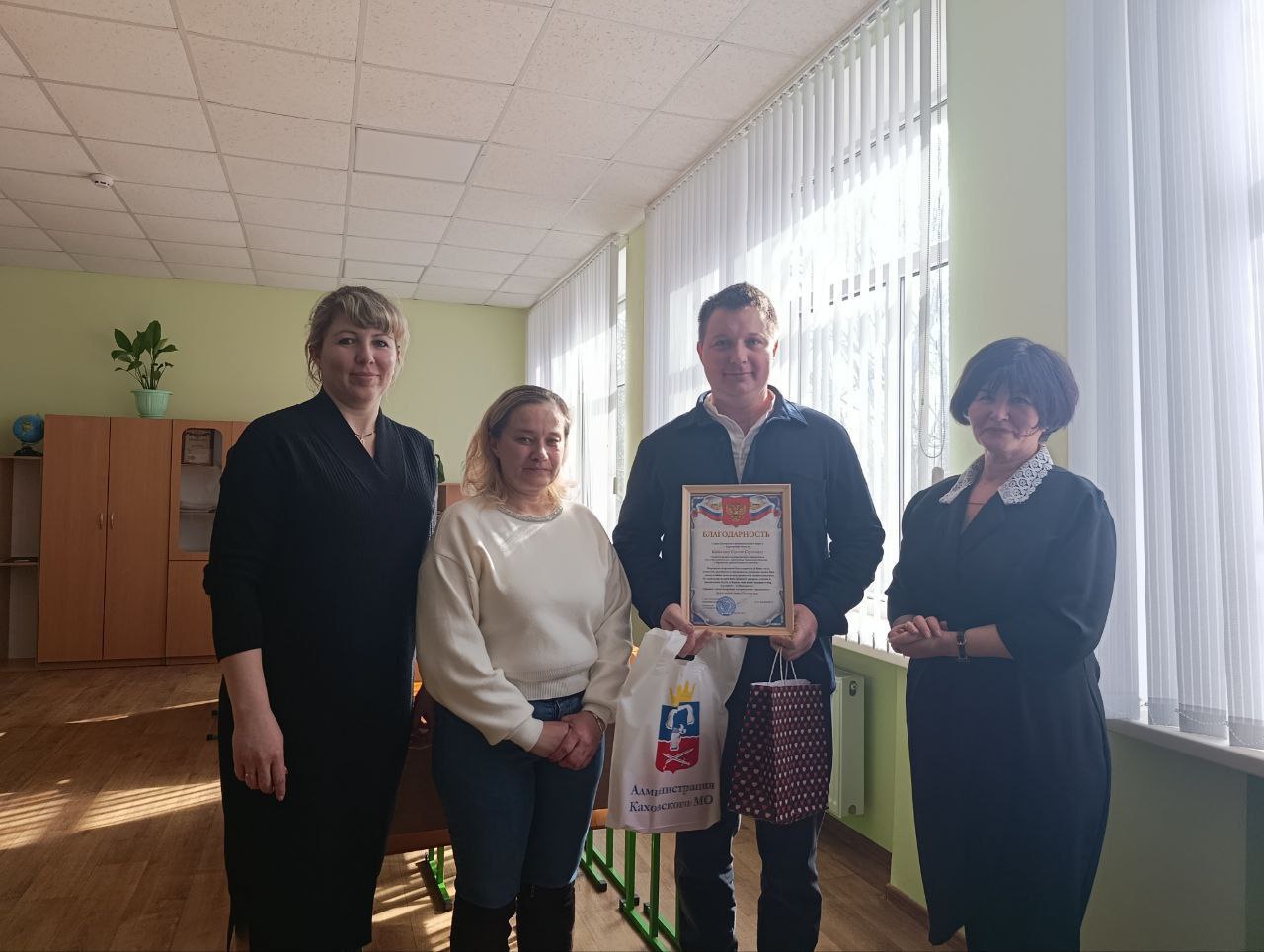 Ко Дню защитника Отечества благодарности от главы Каховского округа вручили работникам образования и активистам, которые помогают в проведении патриотических мероприятий для молодежи