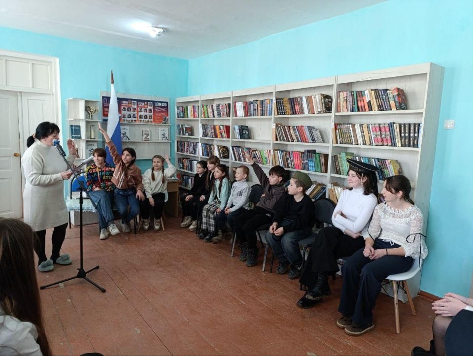 Книжная выставка и викторины: как в Азовском отметили День защитника Отечества Книжная выставка и викторины: как в Азовском отметили День защитника Отечества