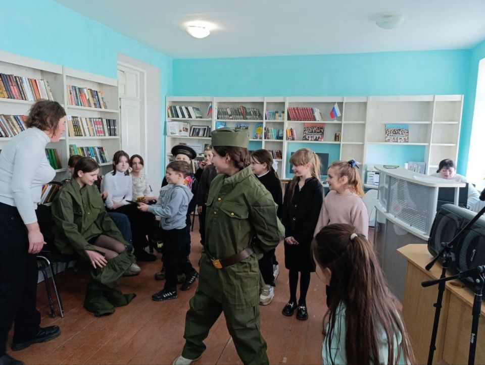 Книжная выставка и викторины: как в Азовском отметили День защитника Отечества Книжная выставка и викторины: как в Азовском отметили День защитника Отечества