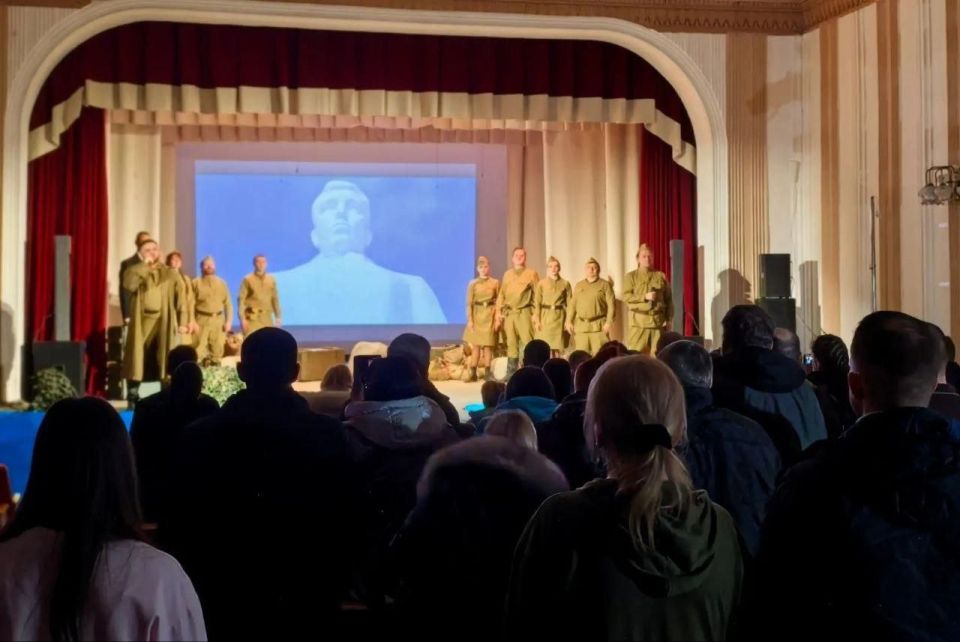 В Геническом центре культуры и досуга с большим успехом прошла театрализованная программа «Теркин был, есть и будет» В Геническом центре культуры и досуга с большим успехом прошла театрализованная программа «Теркин был, есть и будет»