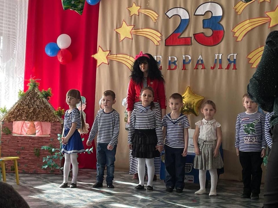 Праздник к 23 февраля в детском саду «Чебурашка» Праздник к 23 февраля в детском саду «Чебурашка»