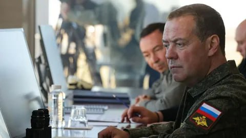 Дмитрий Медведев о планах Франции и Великобритании передать Украине ядерное оружие