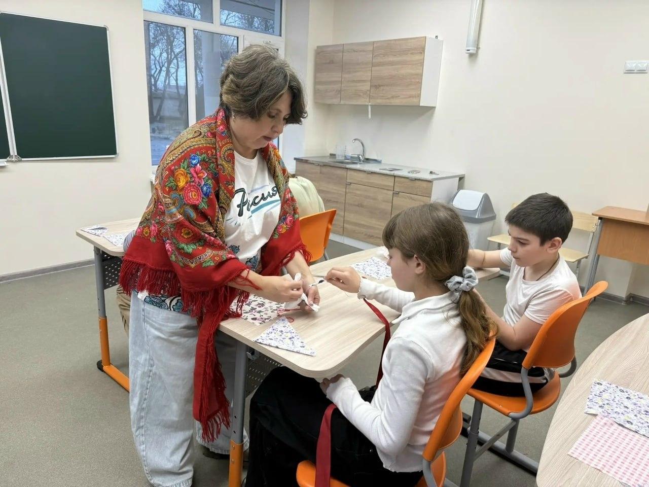 Школьникам Херсонской области провели мастер-класс по изготовлению куклы-оберега «Масленица» Школьникам Херсонской области провели мастер-класс по изготовлению куклы-оберега «Масленица»