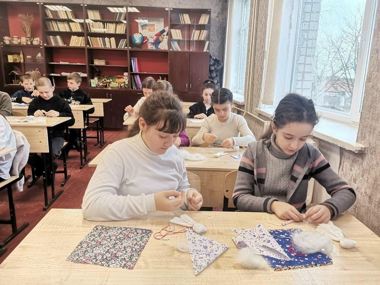 Школьникам Херсонской области провели мастер-класс по изготовлению куклы-оберега «Масленица» Школьникам Херсонской области провели мастер-класс по изготовлению куклы-оберега «Масленица»