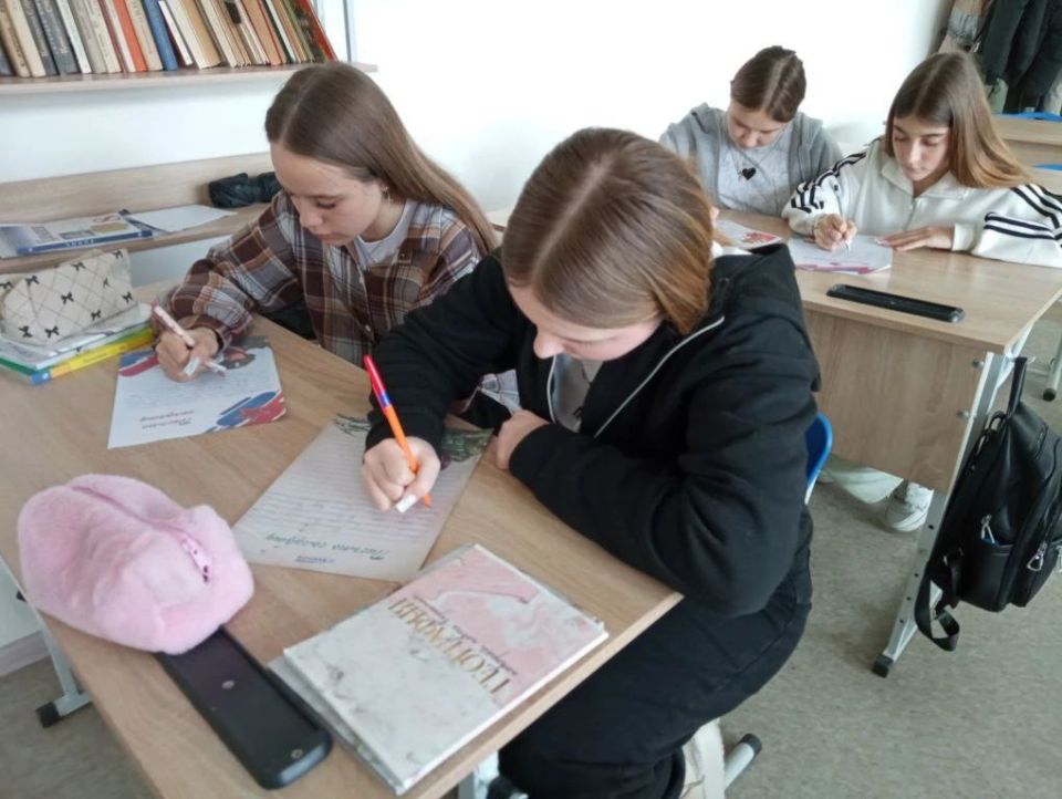 «Напиши письмо солдату»: акция в Красненской школе «Напиши письмо солдату»: акция в Красненской школе