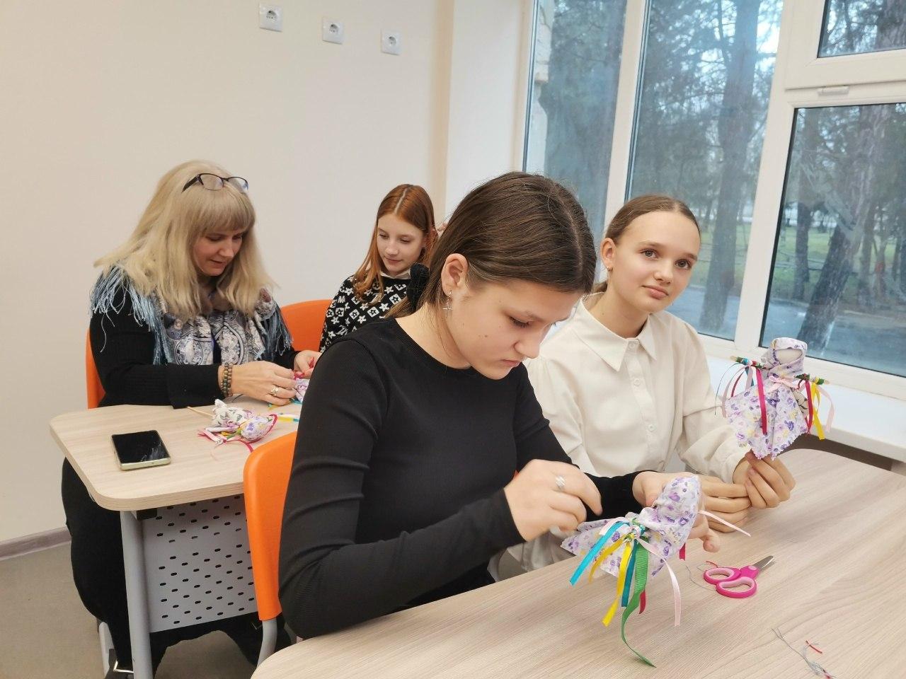 Школьникам Херсонской области провели мастер-класс по изготовлению куклы-оберега «Масленица» Школьникам Херсонской области провели мастер-класс по изготовлению куклы-оберега «Масленица»