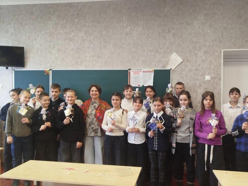 Школьникам Херсонской области провели мастер-класс по изготовлению куклы-оберега «Масленица»