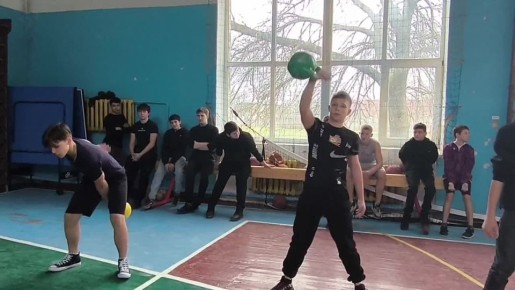 Сила, гиря, Родина: в Рубановской школе прошёл турнир «Армейский рывок»