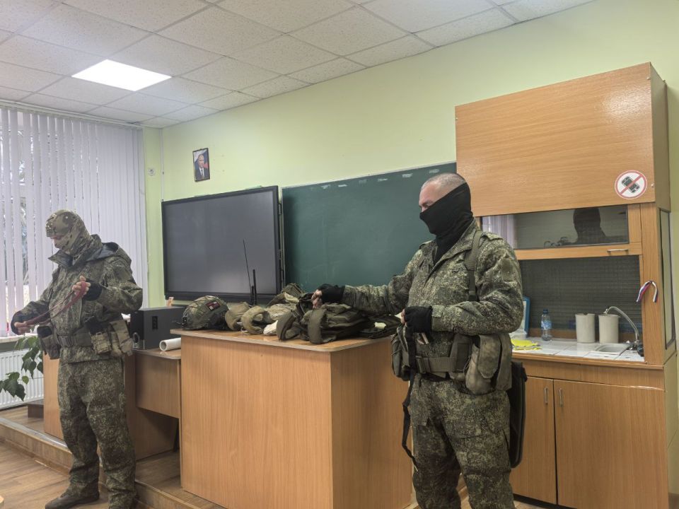 Каховское местное отделение Единой России организовало урок мужества для учащихся Чернянской школы Каховское местное отделение Единой России организовало урок мужества для учащихся Чернянской школы