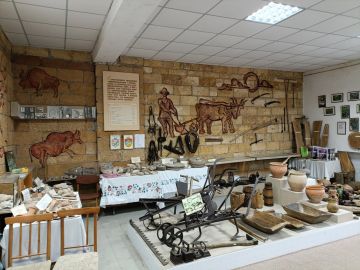 Экспозиция сельскохозяйственного инвентаря и бытовых предметов